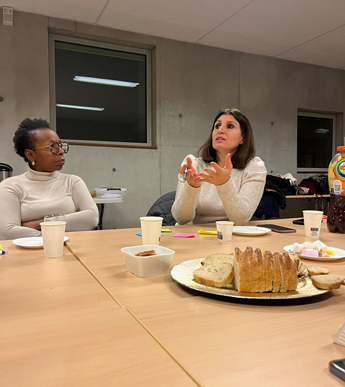 Femme qui parle autour d'une table pendant une réunion de groupe des entrepreneuses